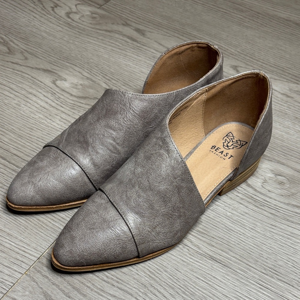 BEAST FASHION Gray Pointed D'Orsay Flats